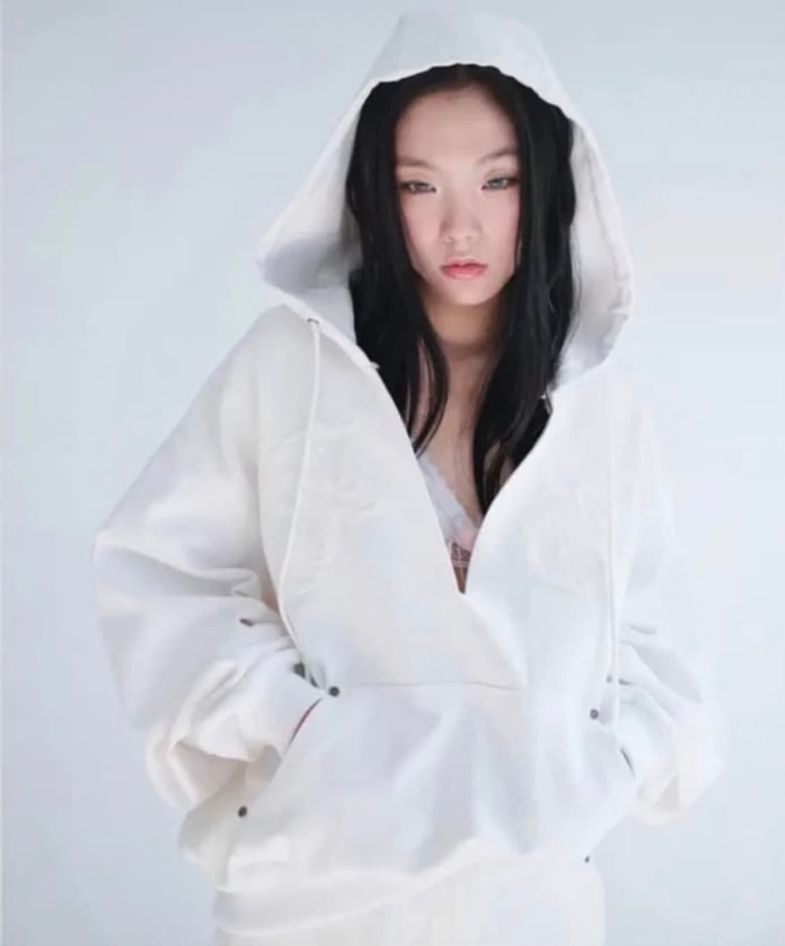 샵 페어리 (faerie)  브이넥 자수 후디 상품이미지1