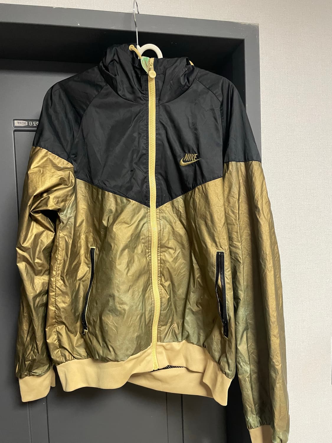 나이키 윈드브레이커 블랙/골드 바람막이 자켓 (m) 상품이미지1