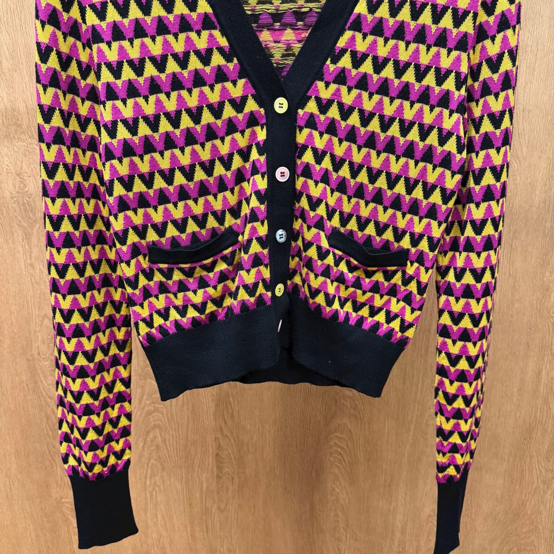 폴스미스 브이넥 니트 가디건 옐로우 지그재그 패턴 배색 버튼 디테일 블랙 상품이미지5