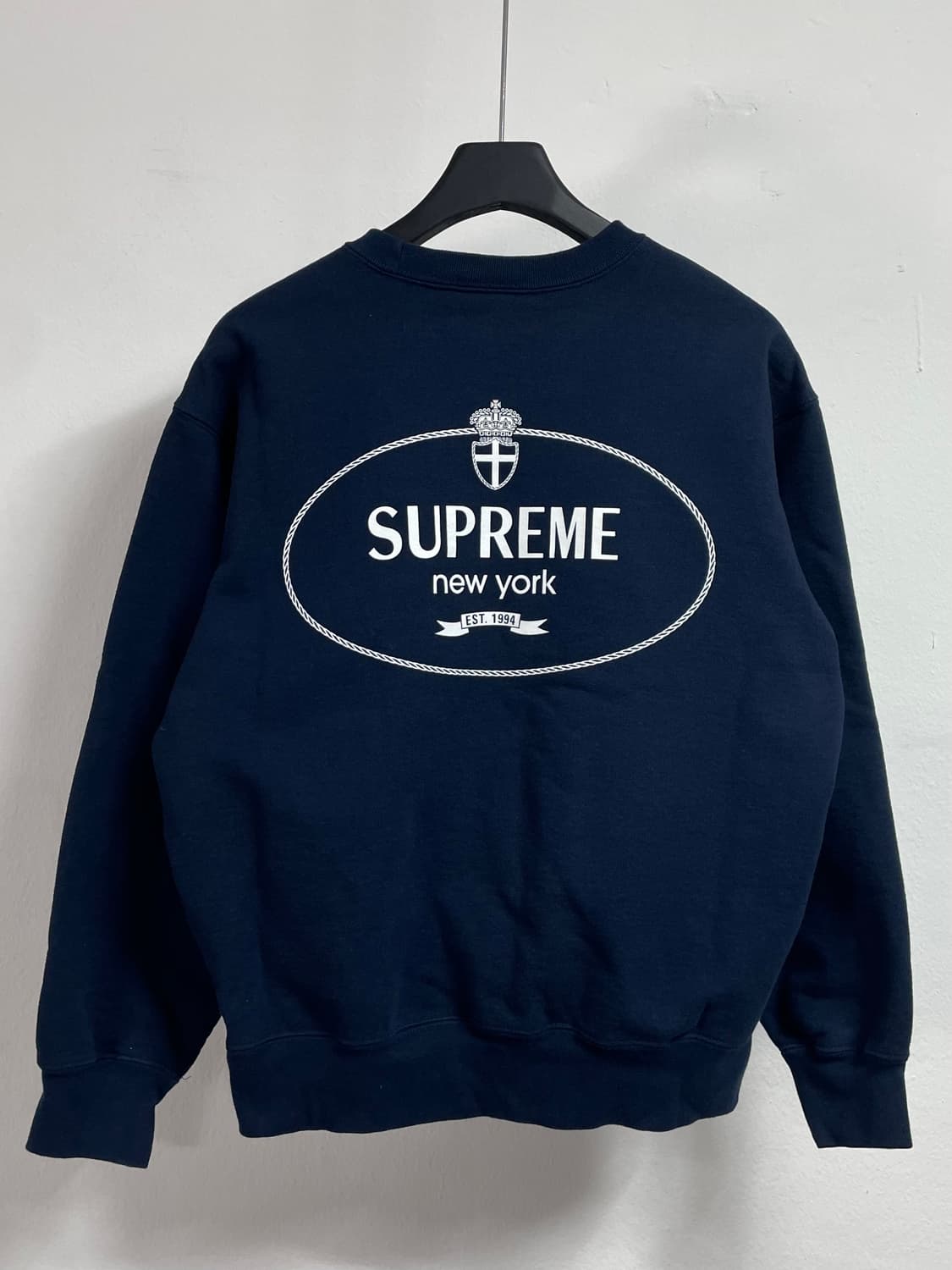  24FW 슈프림 크레스트 크루넥 네이비 맨투맨(on.396)   상품이미지1