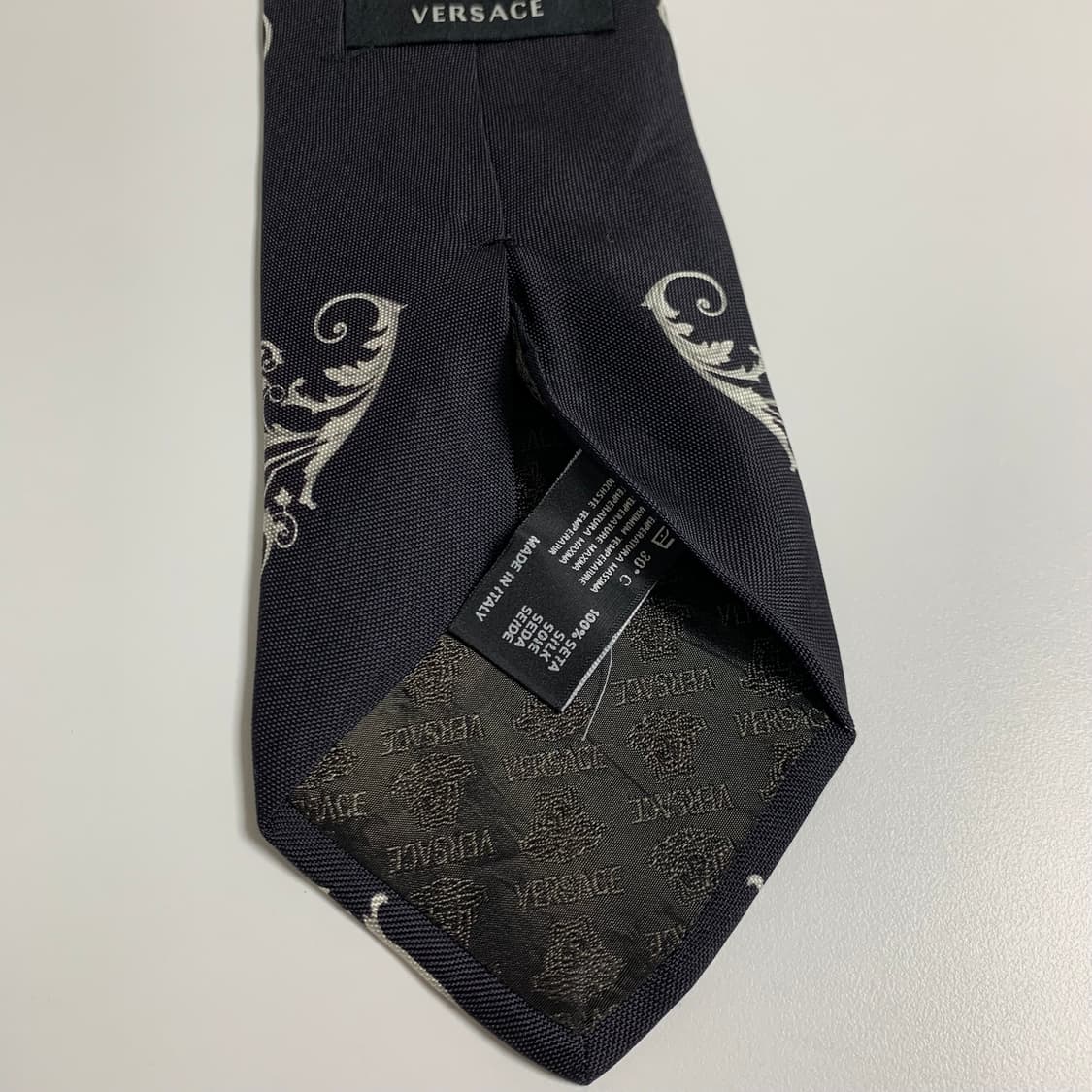 베르사체(VERSACE) 신형라벨 블랙컬러 페이즐리 명품넥타이 A+등급 상품이미지6