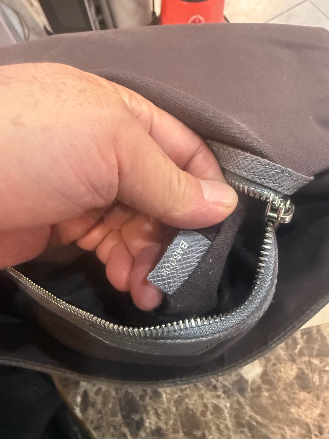 정품 루이비통 타이가 로만 크로스백 팝니다 상품이미지10