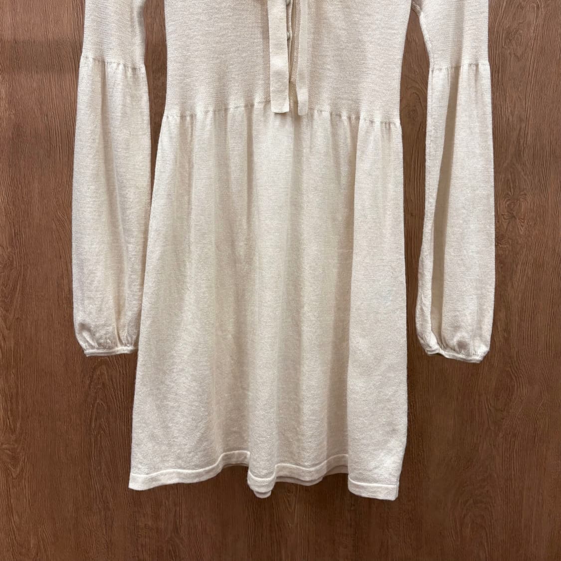 버버리 블루 라벨 브이넥 긴팔 니트 원피스 셔링 버튼 디테일 아이보리 상품이미지5