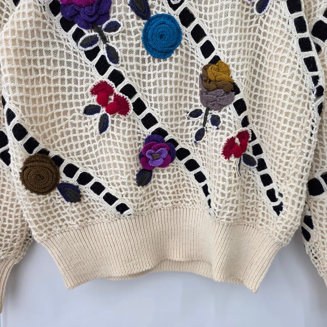 HAND KNIT 아이보리 울100% 플라워 아플리케 망사 니트 상품이미지4