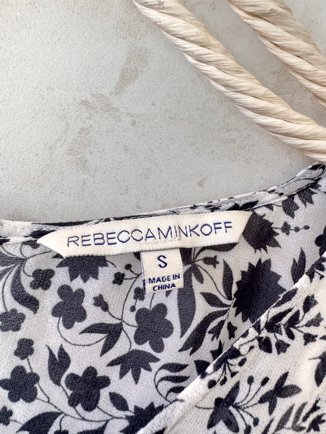리퍼브 제품 뉴욕에서 구입REBECCAMINKOFF 플라워 패턴 미니 원 상품이미지2