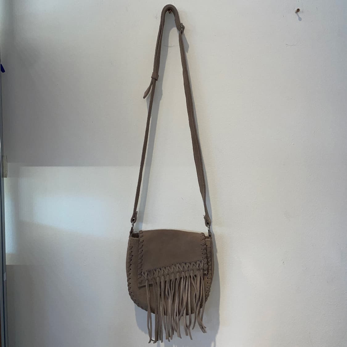 Suede Fringe Crossbody Bag_Taupe 상품이미지3