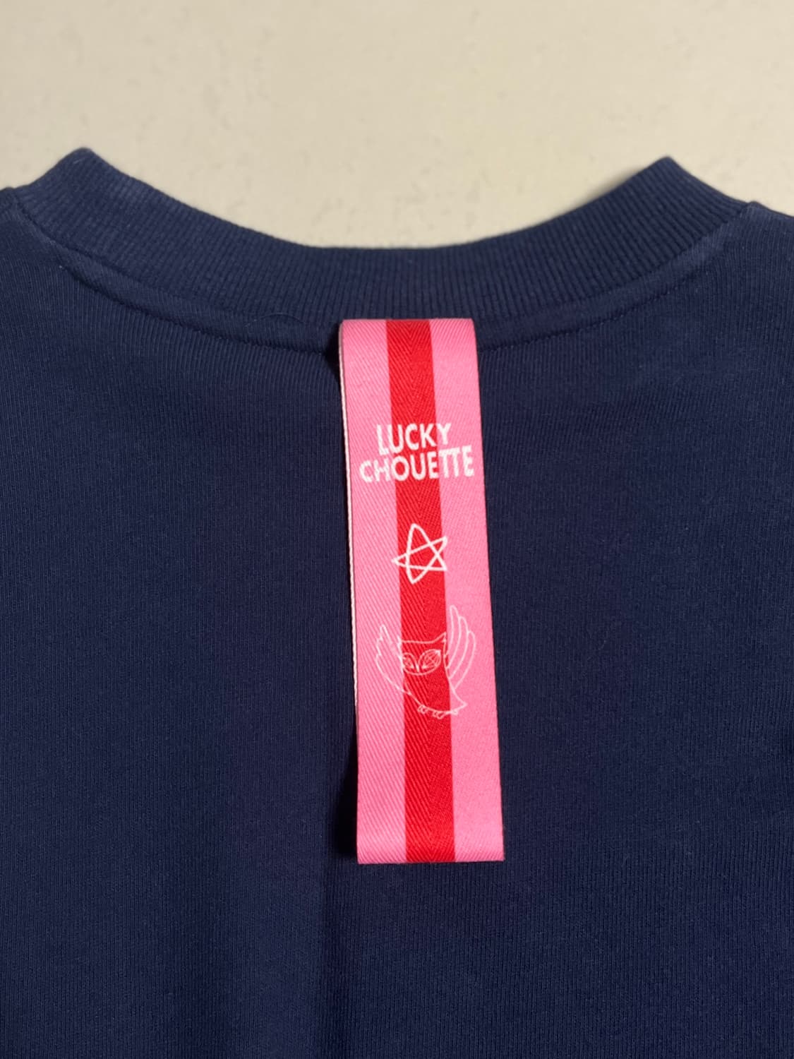 럭키슈에뜨 자수포인트 네이비 맨투맨 상품이미지4