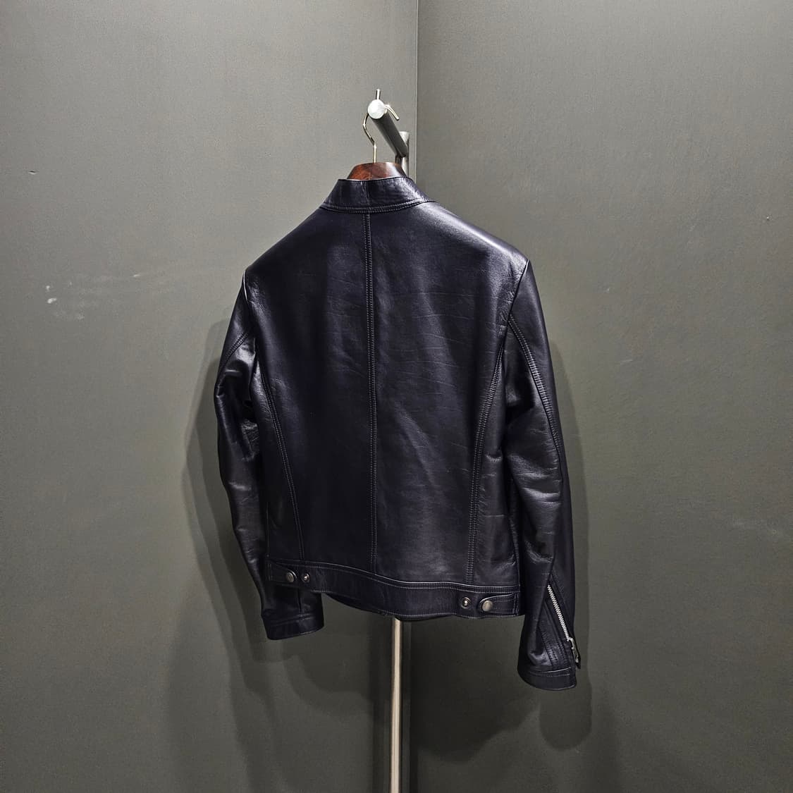 톰포드 카프스킨 신상 바이커 레더 자켓 상품이미지4