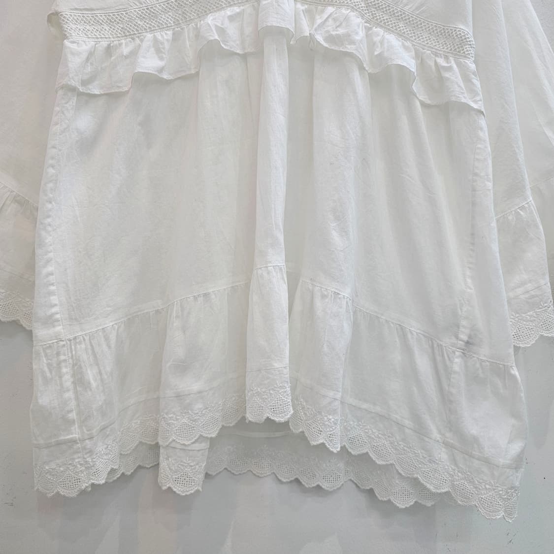[F]JPN 화이트 프릴 3단 캉캉블라우스 상품이미지5