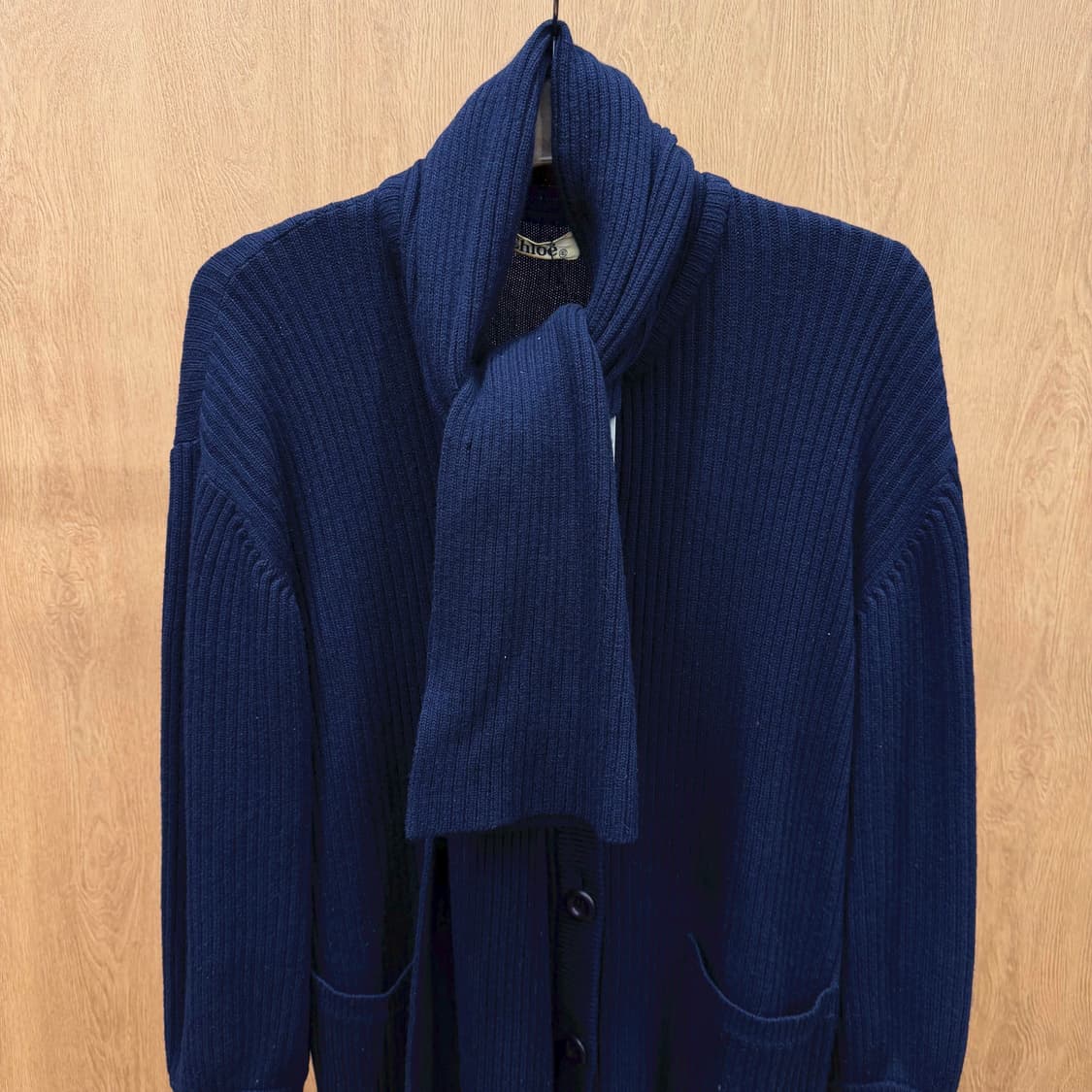 끌로에 골지 울 니트 가디건 머플러넥 패치 포켓 디테일 루즈핏 네이비 상품이미지4
