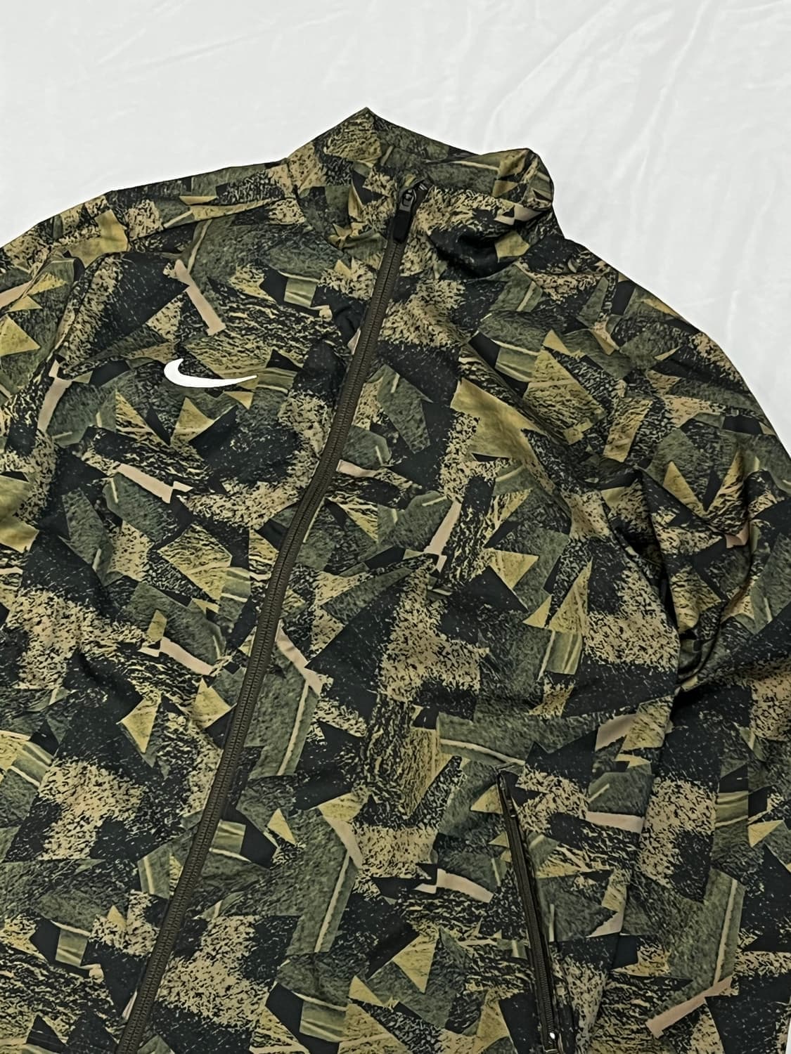 (M) 나이키 우먼스 스우시 자수로고 카모패턴 바람막이 상품이미지2