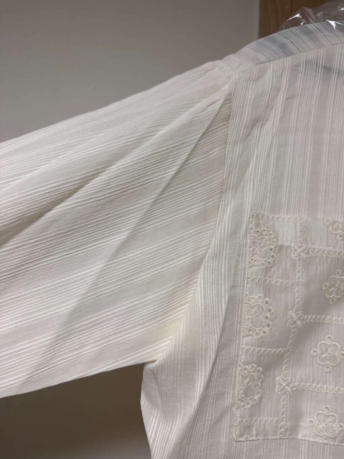 미착용) 아우로 자수 아이보리셔츠  상품이미지5