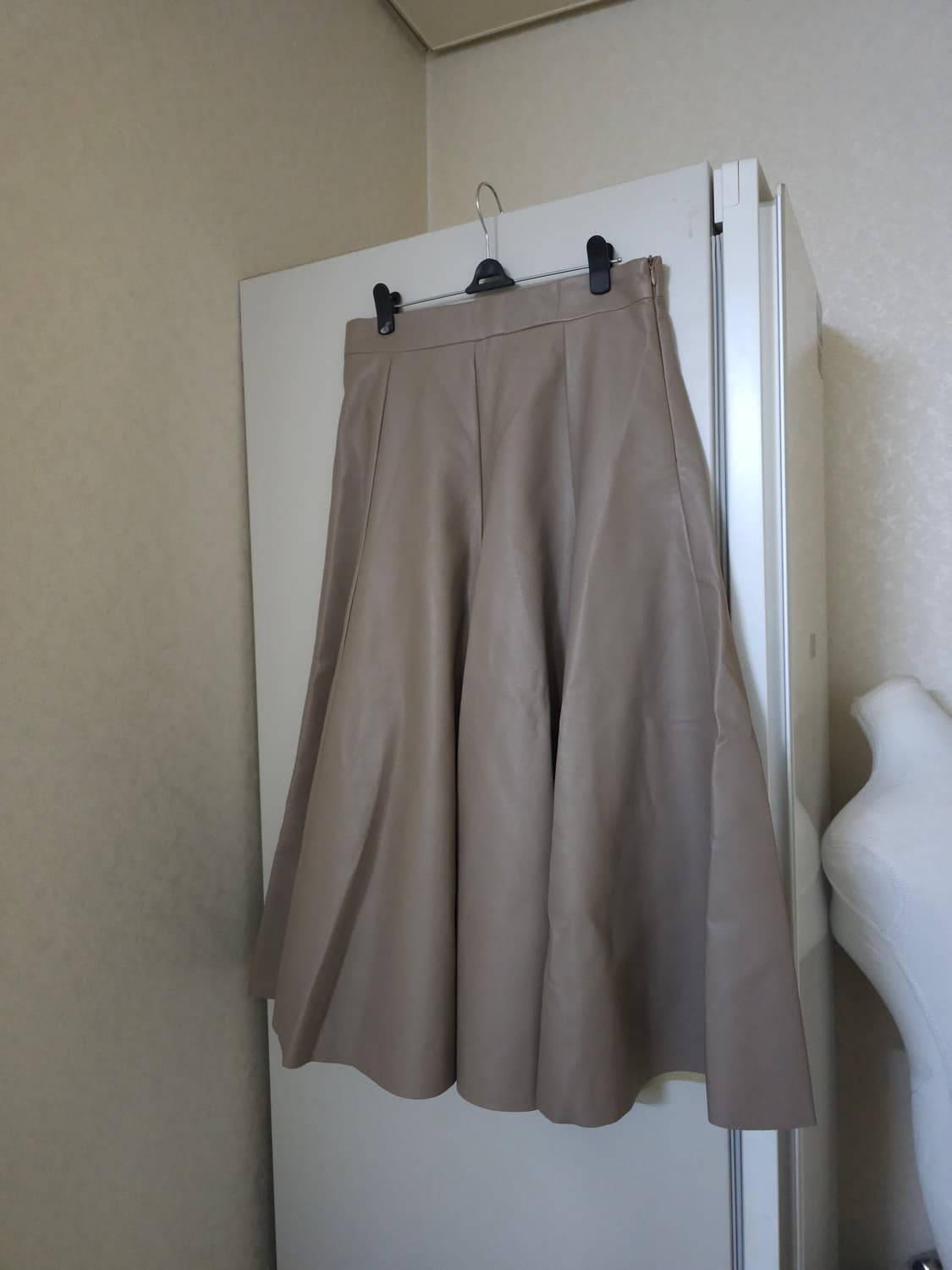 새상품)yanthirteen 얀써틴 레더 플레어 롱스커트 상품이미지1