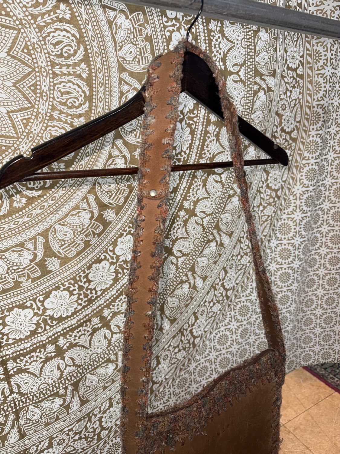 톰보이 브라운 레더 디테일 크로스백  상품이미지4