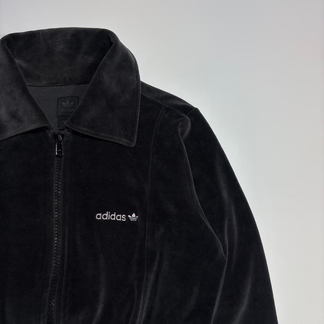 아디다스 오리지널스 벨벳 크롭 집업 자켓 상품이미지3