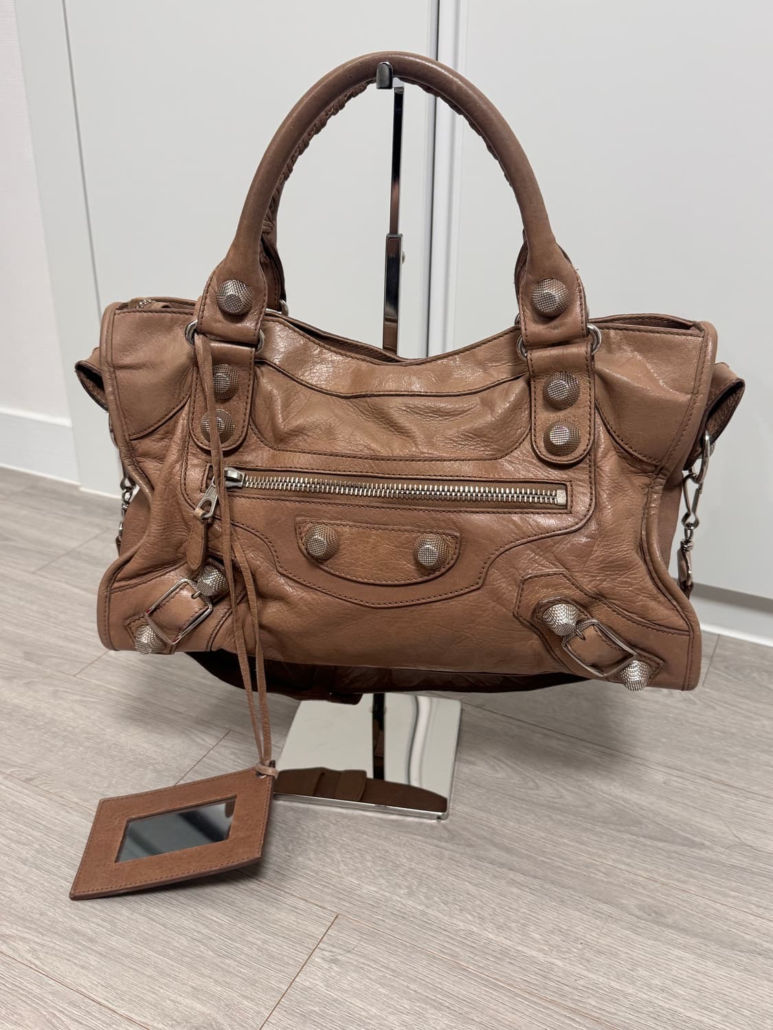 발렌시아가 자이언트 모터백 미디움 은장 브라운 상태A- 상품이미지1