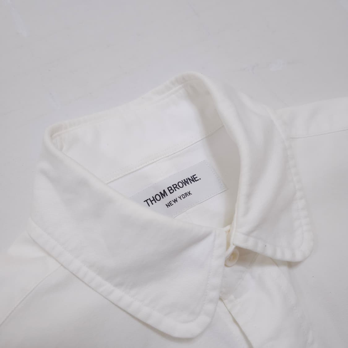 톰브라운 삼선 탭 셔츠 상품이미지3