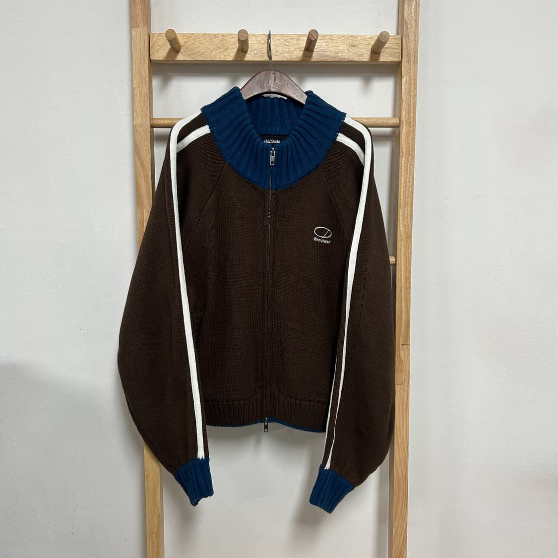 오드스튜디오 자수로고 트랙 니트집업 브라운 상품이미지2