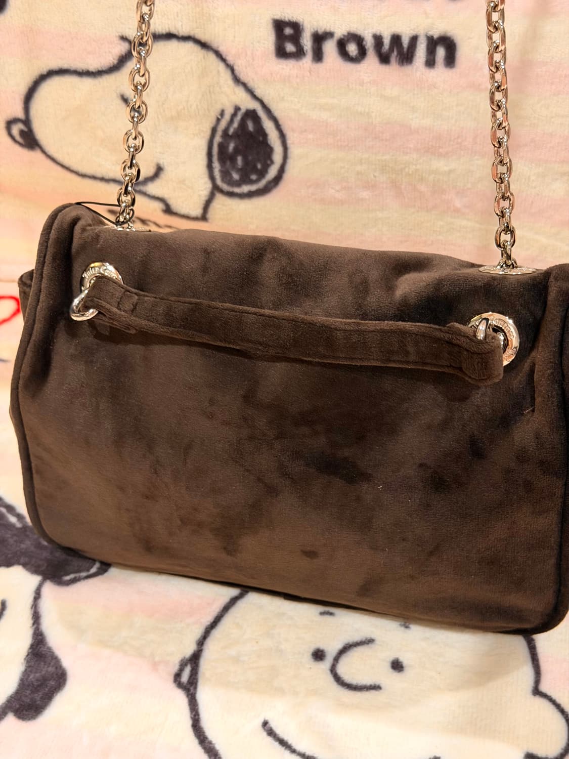 [신상✨프리뷰세일] 쥬시꾸뛰르 벨벳 스톤 체인 숄더백/크로스백 브라운 상품이미지4