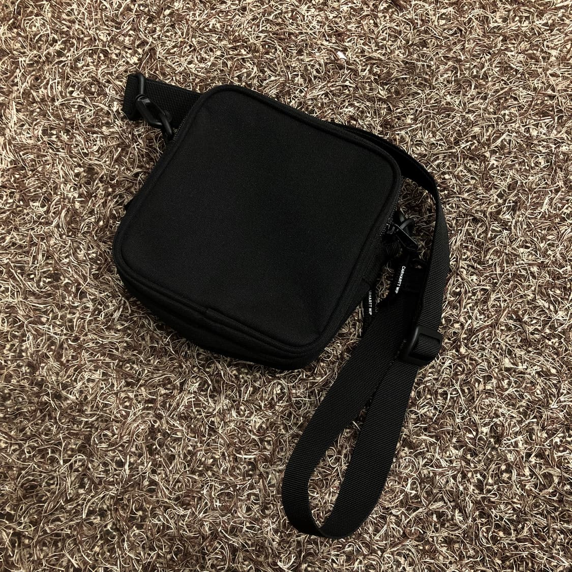 칼하트 WIP 에센셜 미니 크로스백 상품이미지4