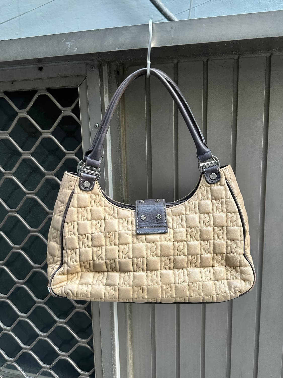 Renoma vintage embossed leather stud bag 상품이미지5