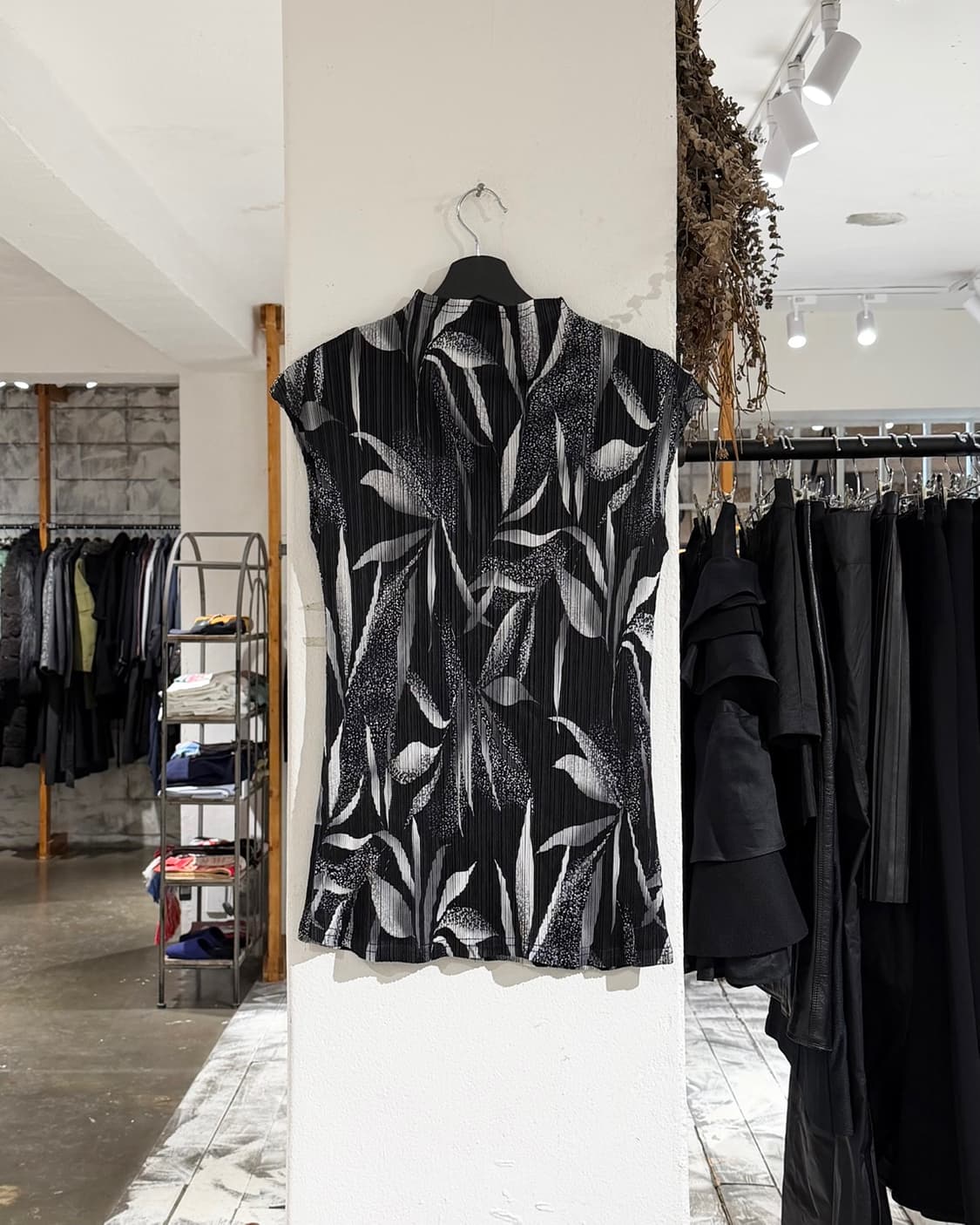 플리츠 플리즈 블랙 리프 프린트 슬리브리스 탑 상품이미지6