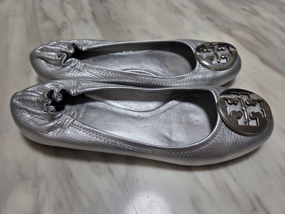 토리버치 메탈릭 실버 플랫슈즈 상품이미지4