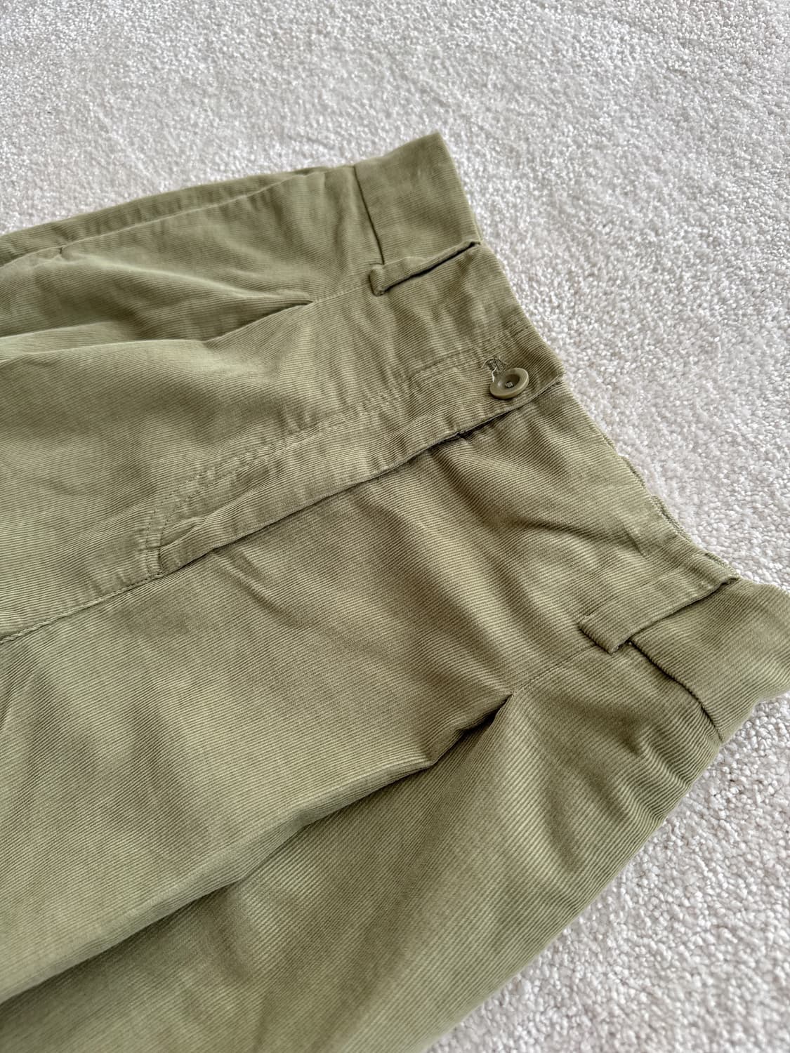 [COS] 코스 투턱 허리밴딩 코듀로이 치노 팬츠 착샷 상품이미지4