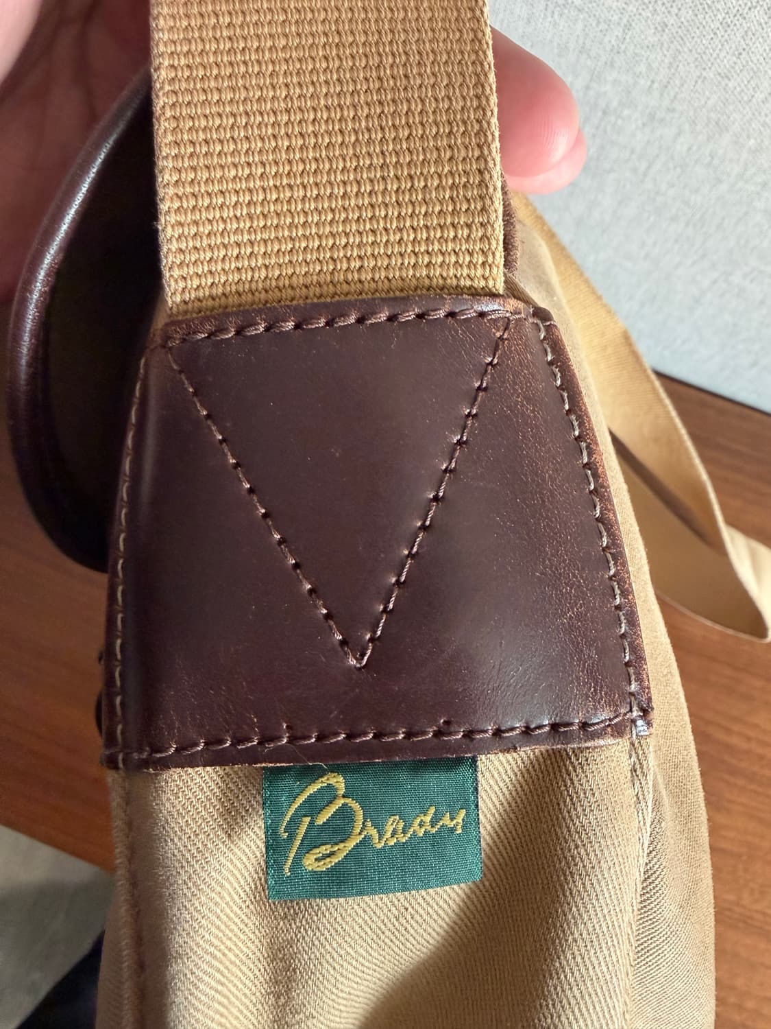 브래디백 아리엘 라지 카키 색상 상품이미지4