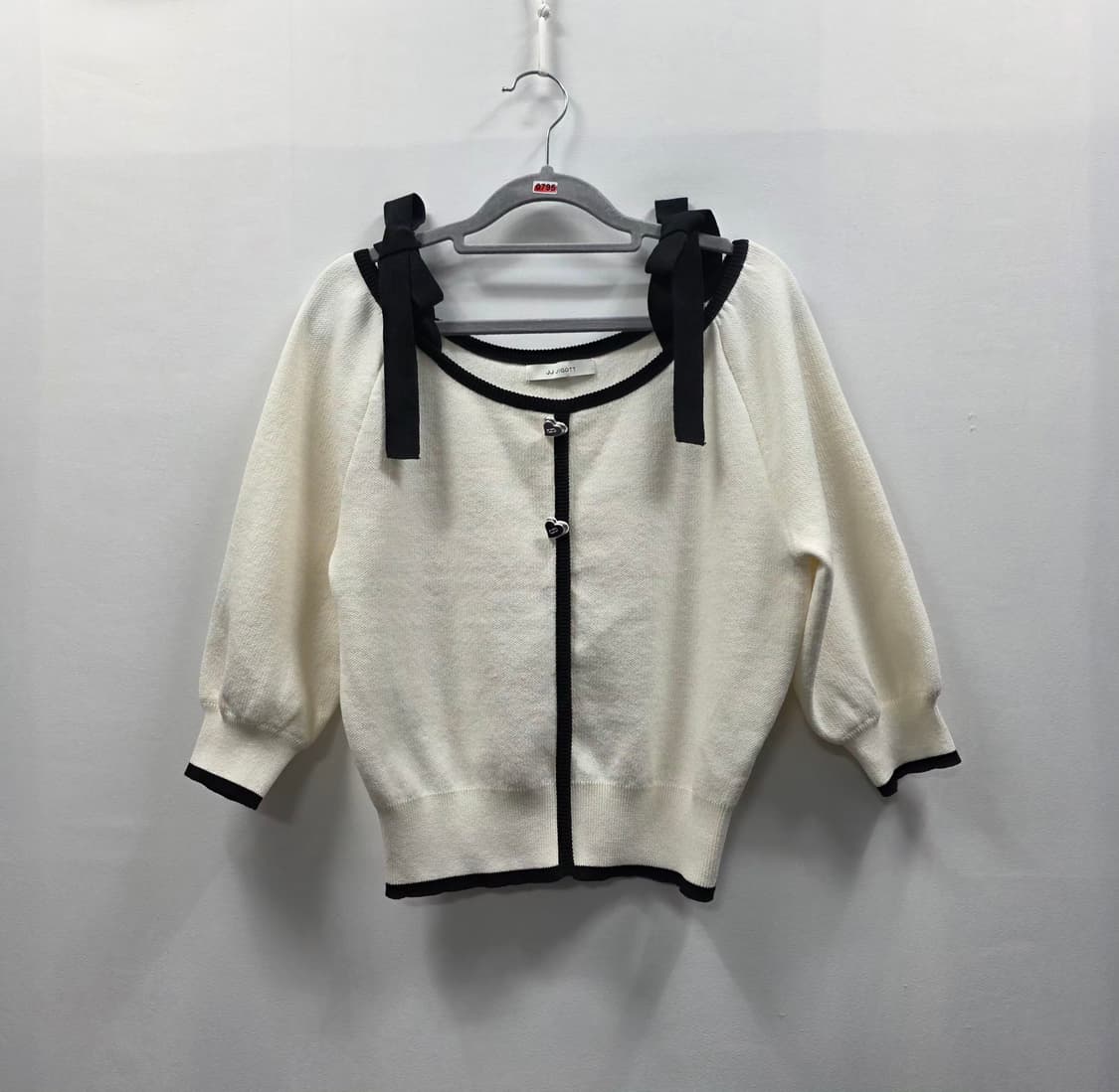 0795 [jj jigott]배색 리본 하트 버튼 풀 오버 니트55-66 상품이미지1