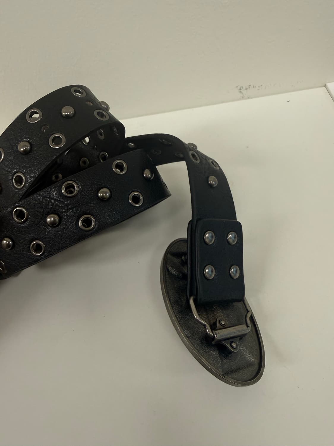 CROSS STUDDED EYELET LEATHER BELT 상품이미지8