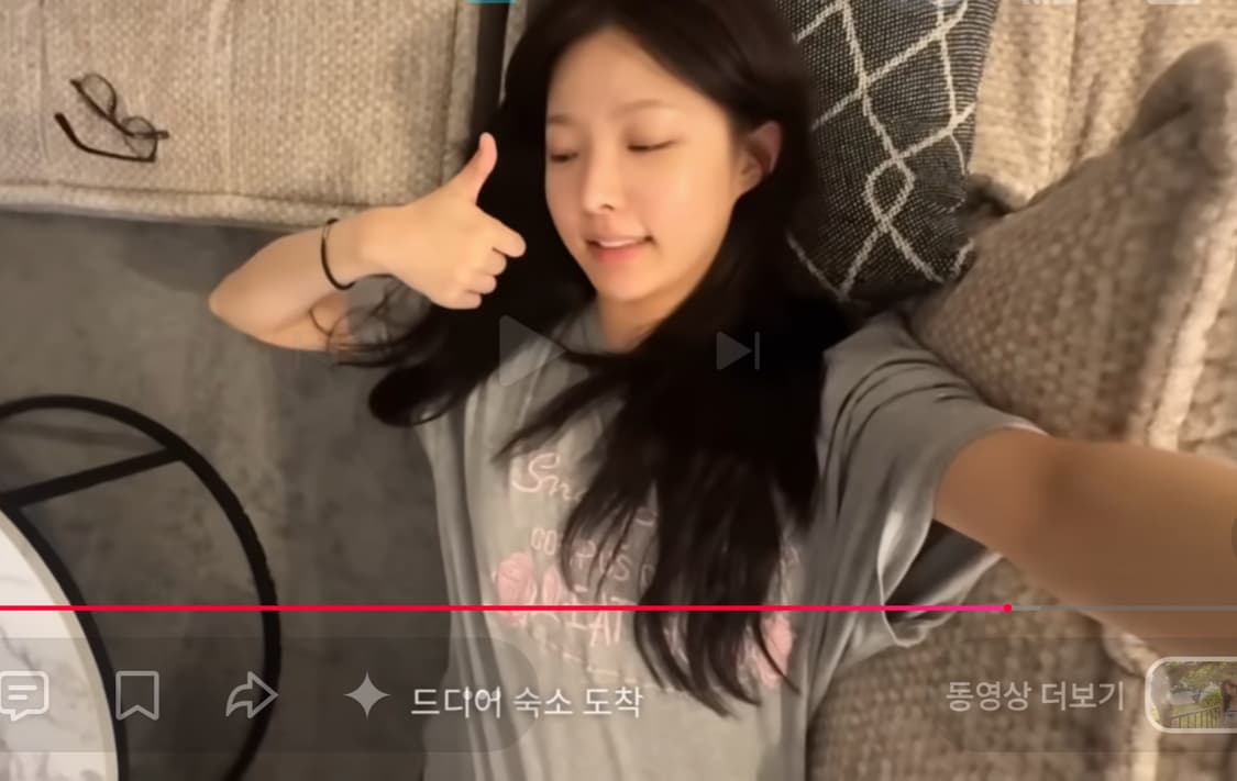 남서연님 착용 자수 회색 반팔 티셔츠 상품이미지3