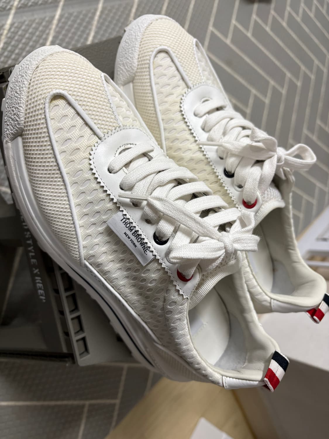 톰브라운 화이트 테크러너 스니커즈 38 상품이미지2