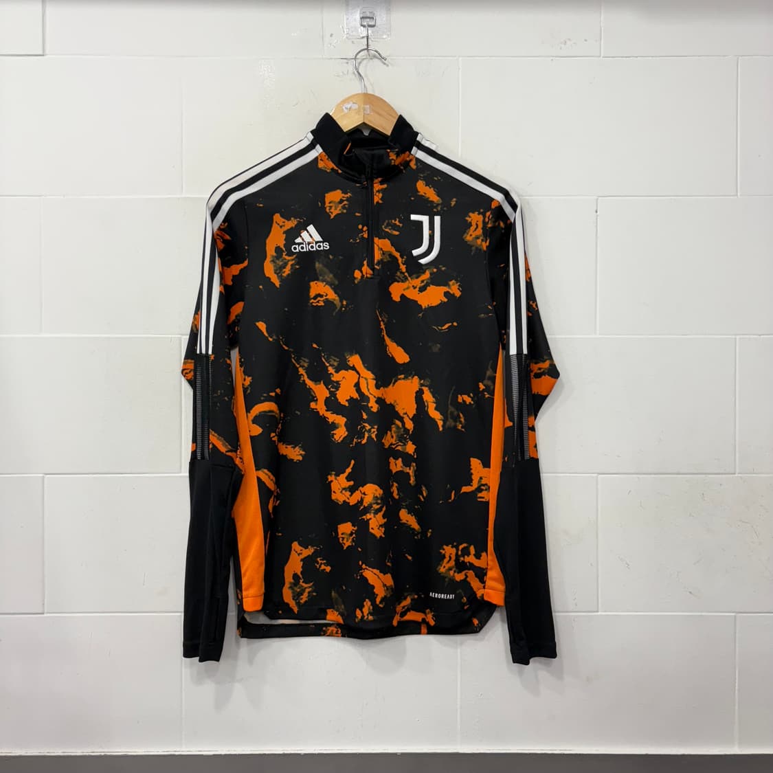 아디다스 유벤투스 FC 2021/22 시즌 트레이닝 저지 상품이미지1