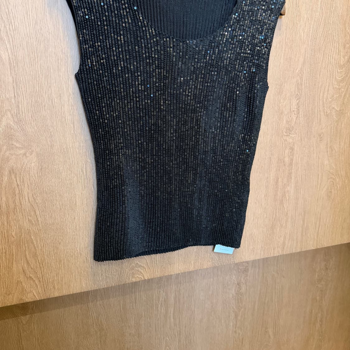 스피치오 라운드넥 슬리브리스 탑 스팽글 플리츠 디테일 블랙 상품이미지4