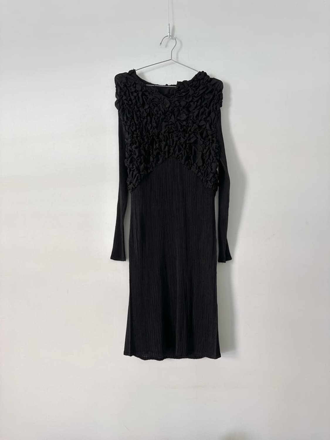 Flower detailed pleats ops / black 상품이미지1