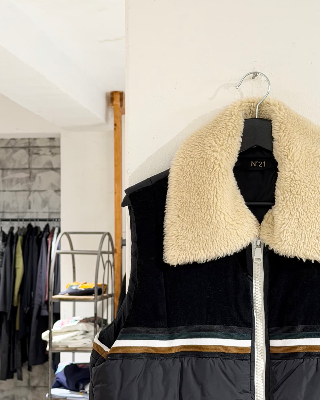 n21 블랙 스트라이프 화이트 퍼 카라 패딩 베스트 상품이미지2