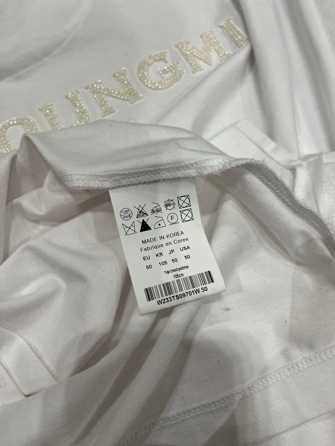 우영미 메탈릭 엠보싱 백로고 티셔츠  상품이미지4