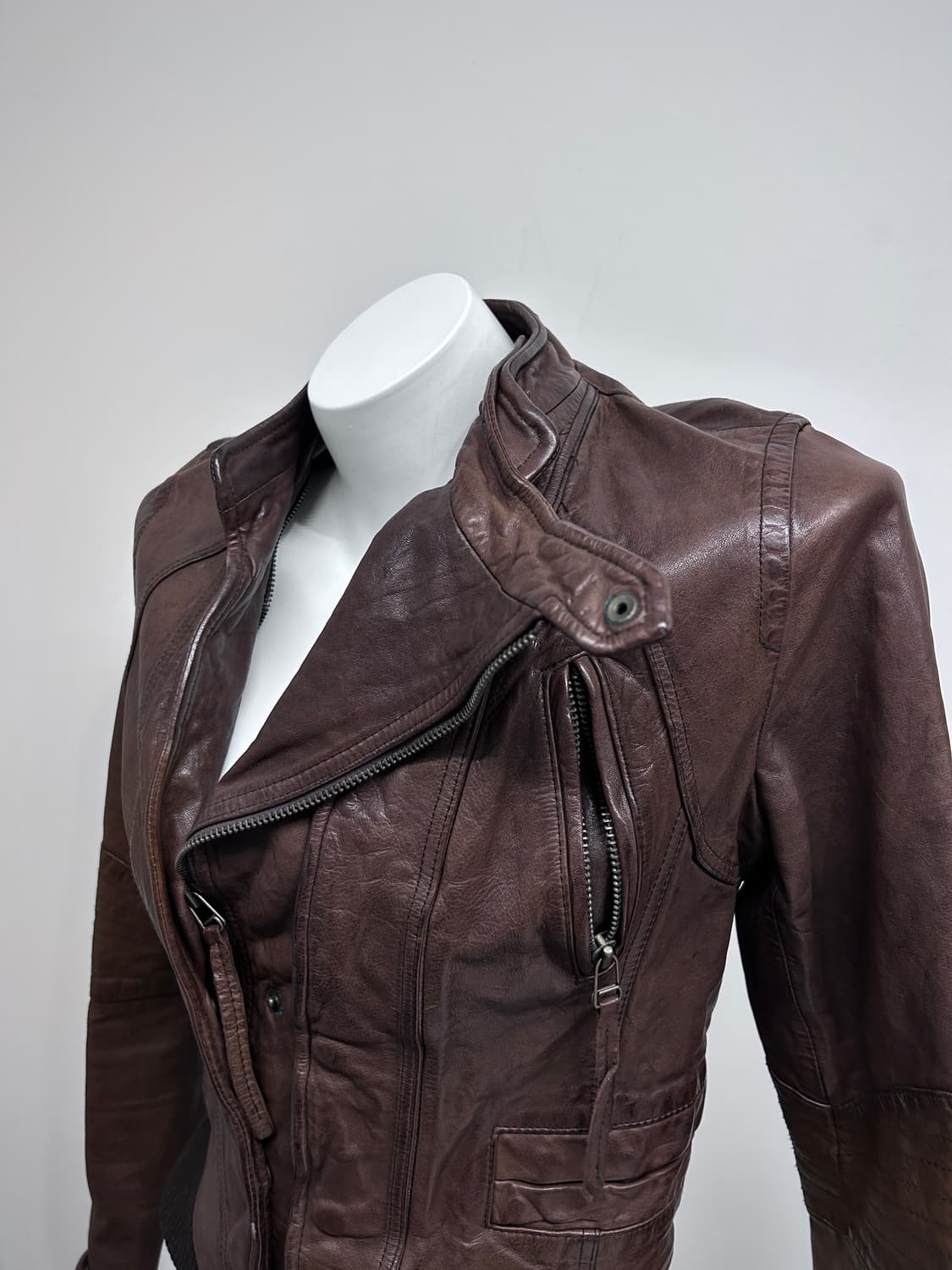 브라운 사선 비대칭 더블 클로징 레더 자켓 상품이미지5