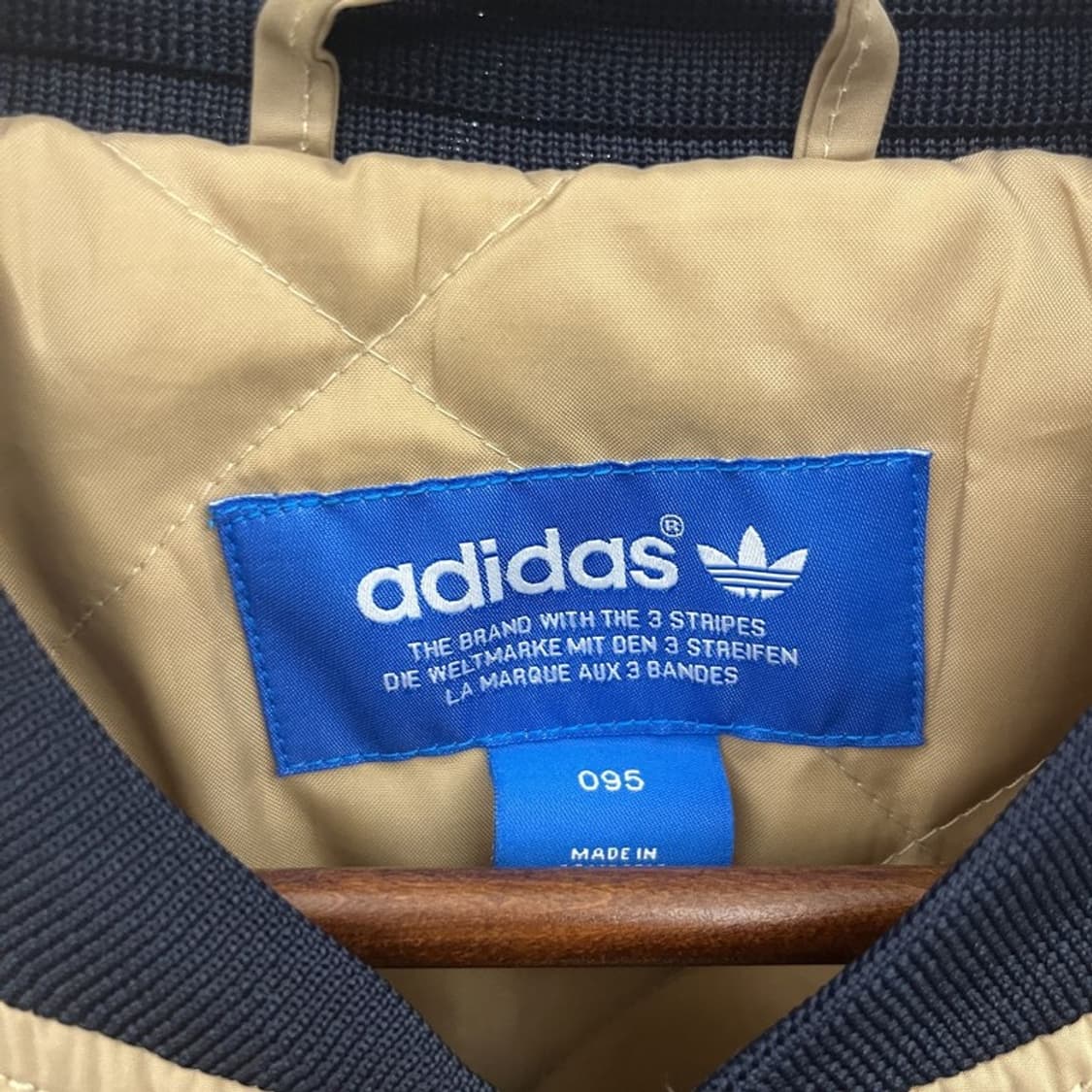 아디다스 엠브로이더드 스타디움 바시티 자켓 95 C09836 상품이미지5