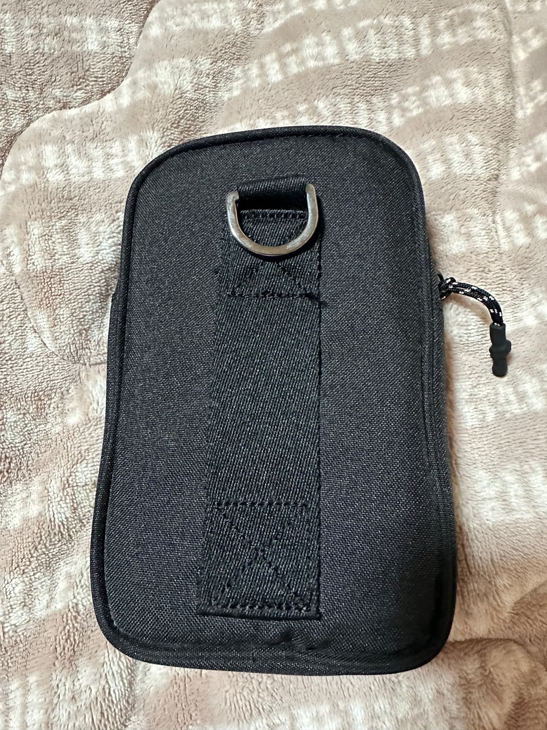 아이앱 스튜디오 x 포켓몬 로켓단 파우치 블랙 레드 - 오프라인 스토어  상품이미지2