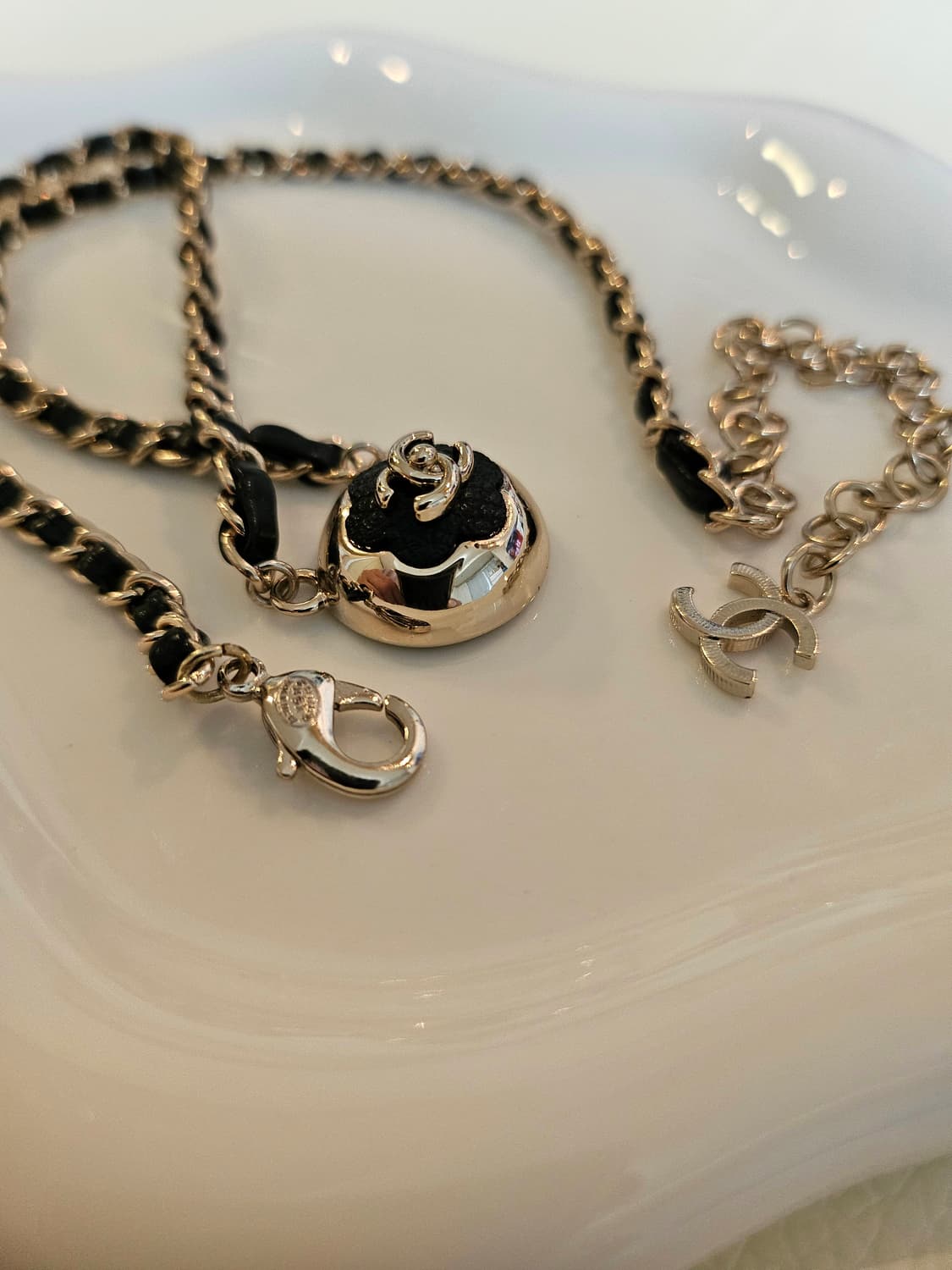 샤넬 블랙 투톤 까멜리아 턴락 가죽체인 목걸이 업사이클링  상품이미지3