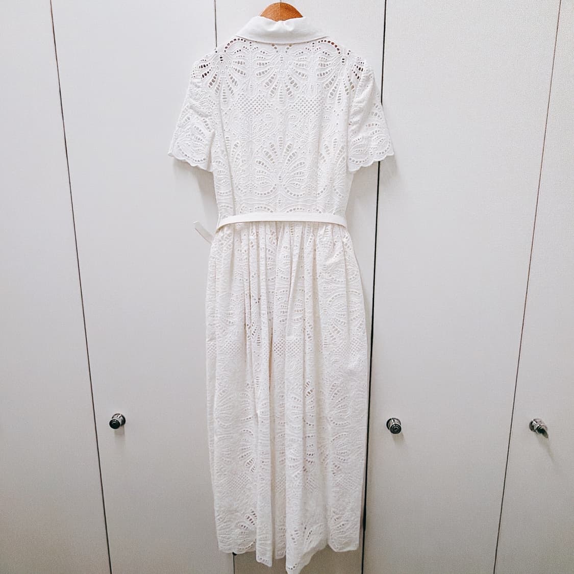 (정품/새상품) 셀프 포트레이트 여성 화이트 자수 미디 드레스 상품이미지3