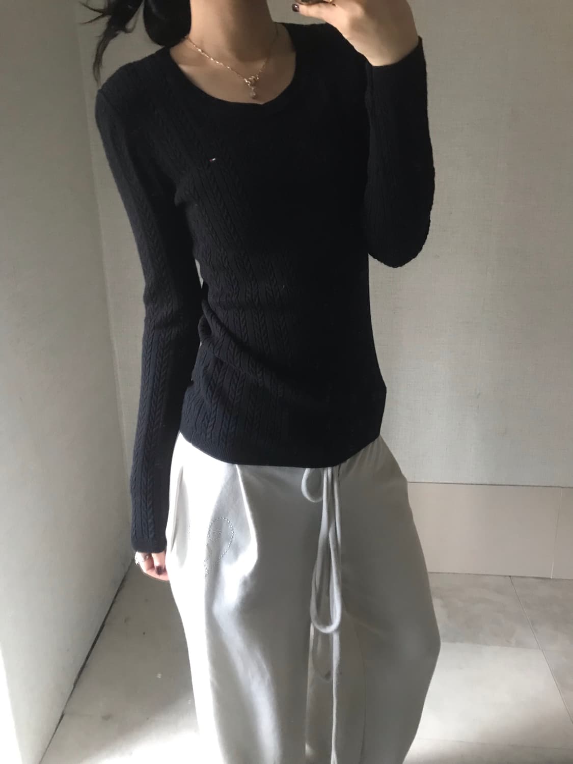 타미힐피거 블랙 딱붙핏 케이블 니트 상품이미지3