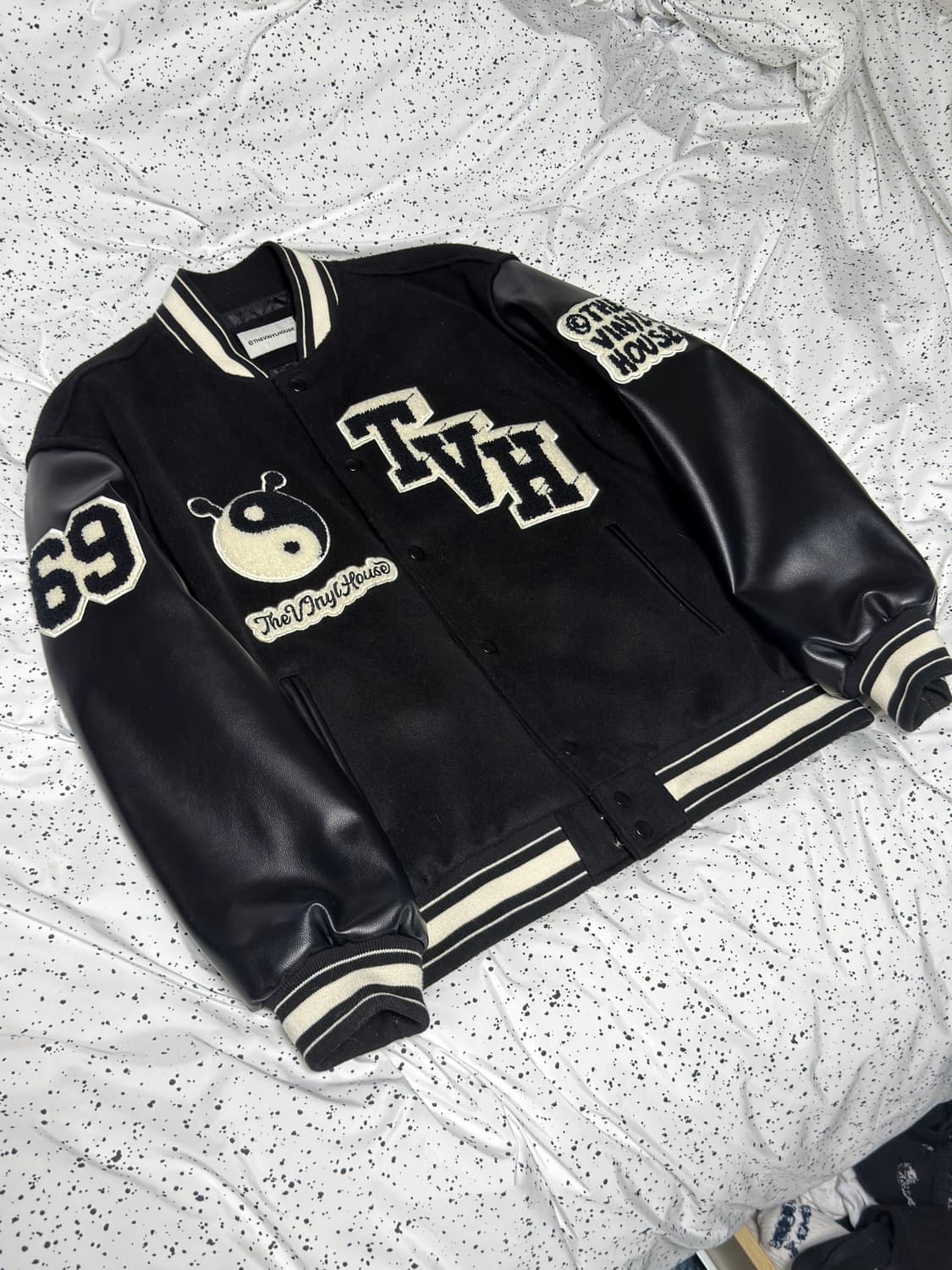 더바이닐하우스 음양 바시티 블랙 L 상품이미지1