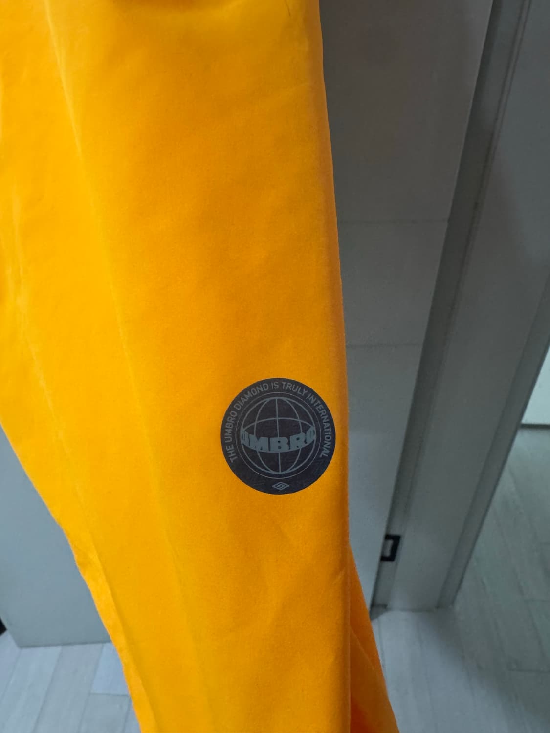 새상품 . 엄브로 프린팅 로고 웜업 상품이미지3