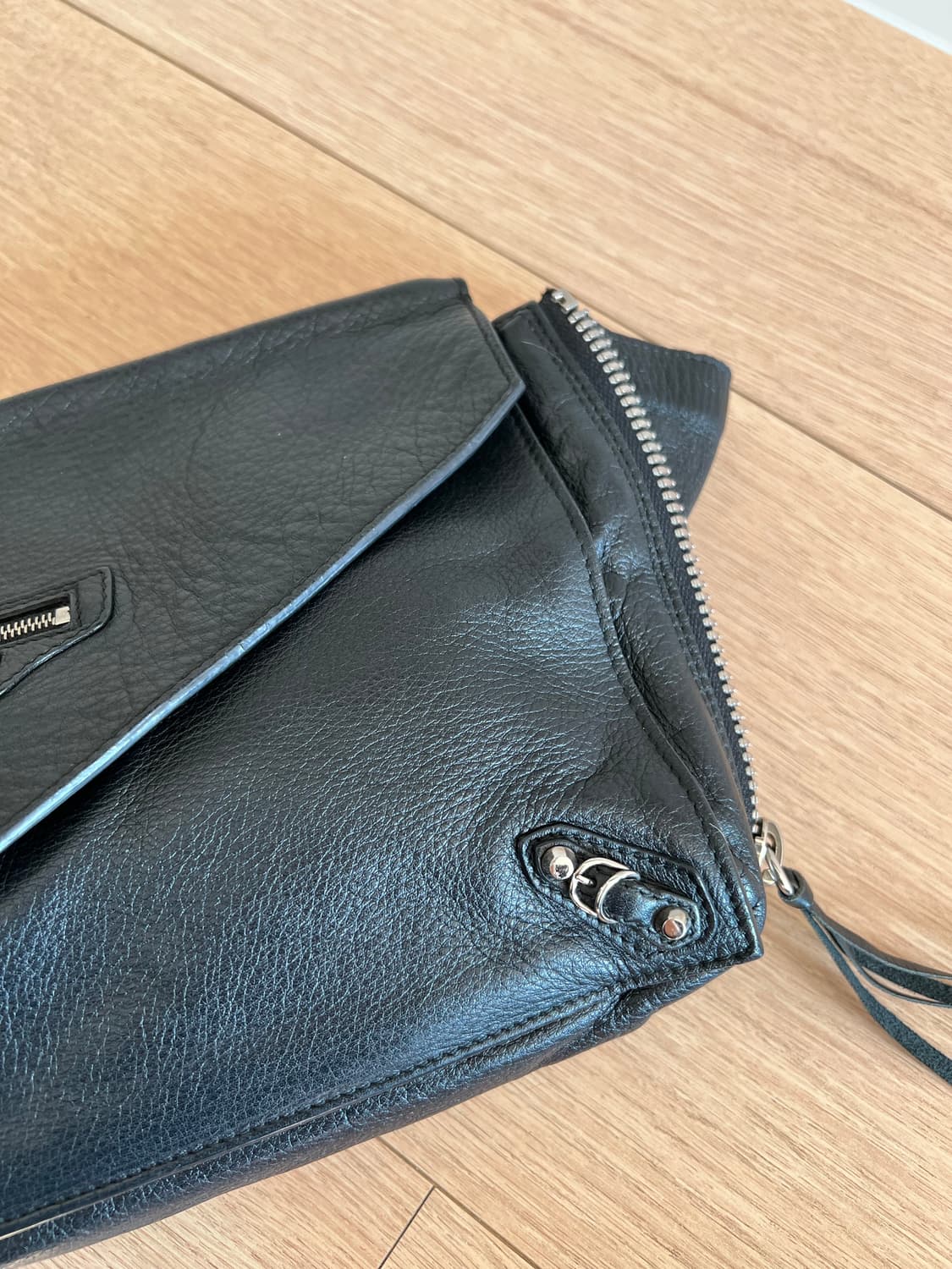 발렌시아가 블랙 파피에르 지퍼 플랩 클러치 상품이미지3