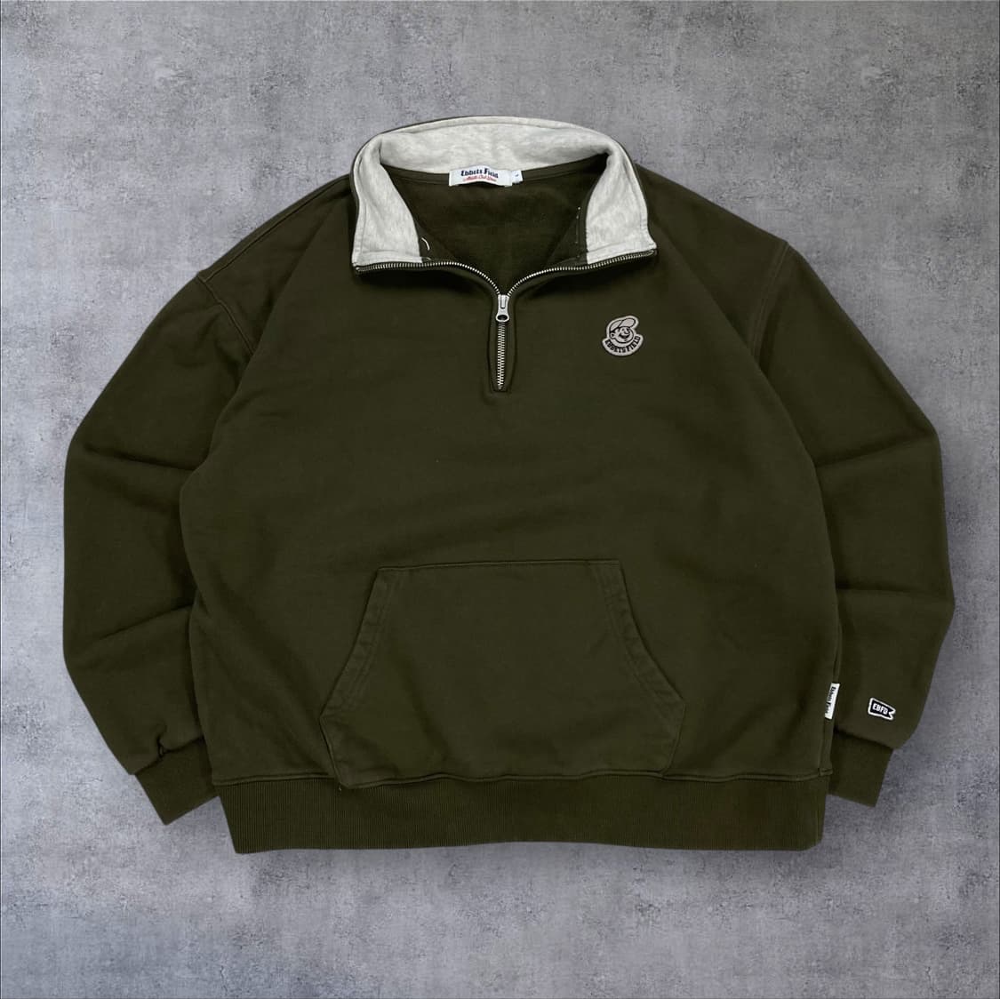 이벳필드 카키 컬러 스몰 로고 하프집업 맨투맨 상품이미지1