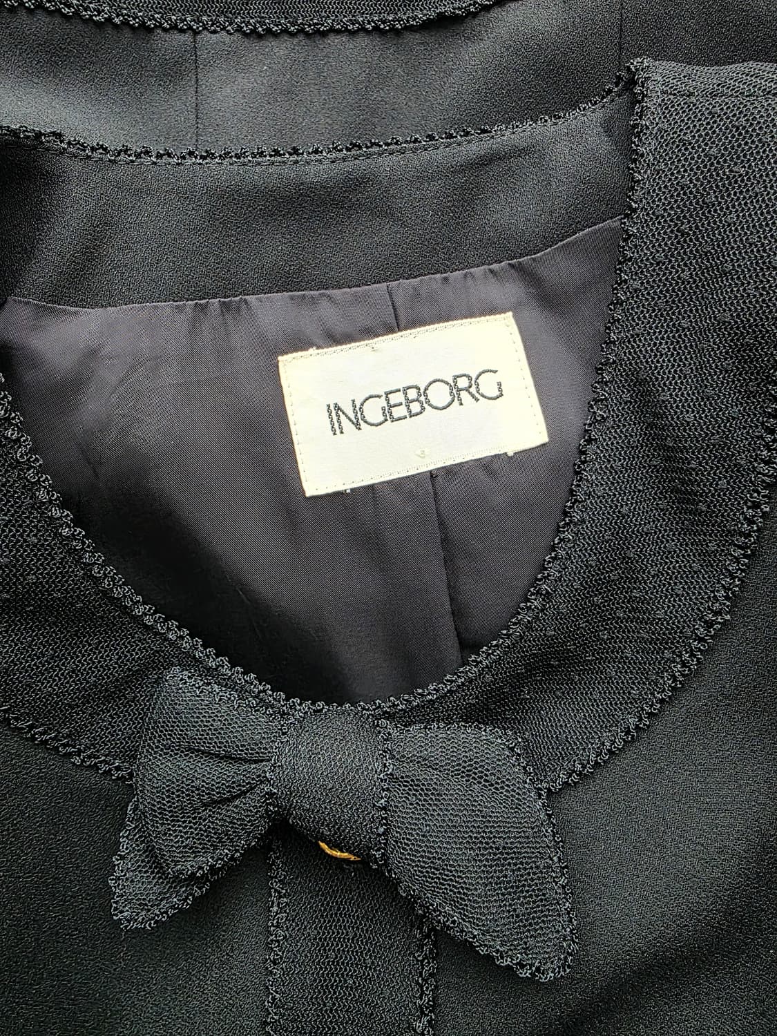 INGEBORG 잉게보르그 블랙 각인 단추 리본 포인트 자켓 상품이미지7