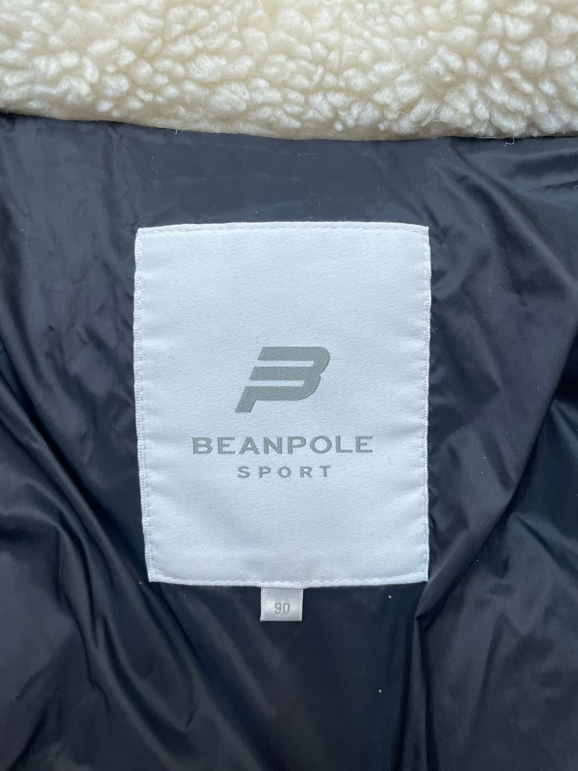 빈폴스포츠 양털 카라 숏패딩 90사이즈입니다. 카라와 주머니에 양털 디테 상품이미지3